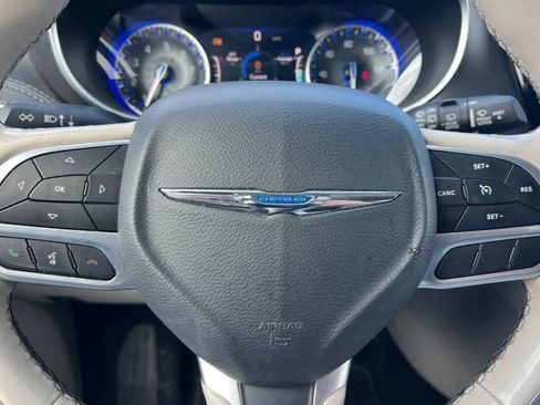 Used 2020 Chrysler Pacifica Limited FWD image 27