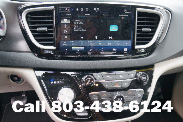 Used 2023 Chrysler Pacifica Touring-L FWD image 8