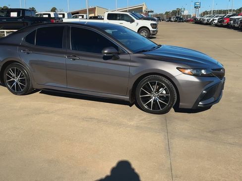 Used 2023 Toyota Camry SE image 3