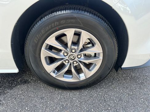 Used 2025 Toyota Sienna XLE FWD image 28