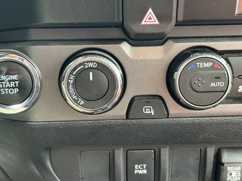 Certified 2022 Toyota Tacoma TRD Off-Road AWD/4WD image 28