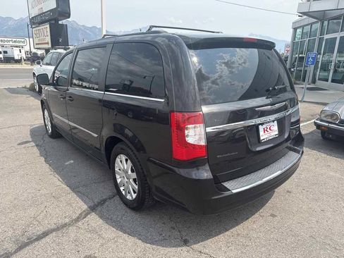 Used 2014 Chrysler Town & Country Touring FWD image 5