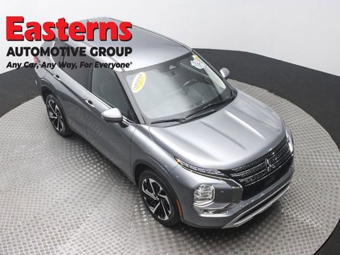 Used 2024 Mitsubishi Outlander SE image 3