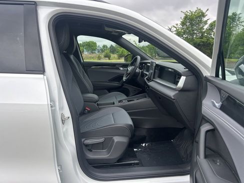 New 2026 Volkswagen Tiguan SE R-Line FWD image 22