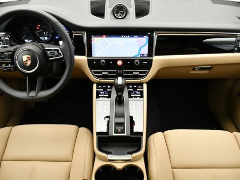 Used 2025 Porsche Macan image 23