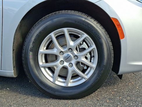 Used 2024 Chrysler Pacifica Touring-L image 8