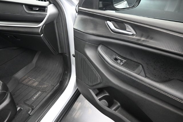 Used 2025 Jeep Grand Cherokee L Altitude RWD image 30