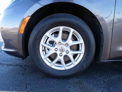 Used 2023 Chrysler Pacifica Touring-L image 13