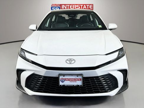 Used 2025 Toyota Camry SE w/ Convenience Package FWD image 2