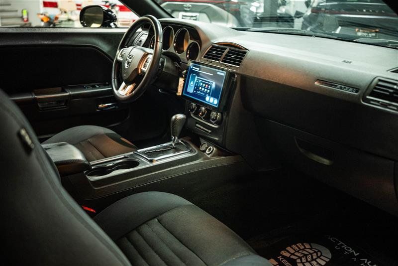 Used 2014 Dodge Challenger SXT RWD image 10