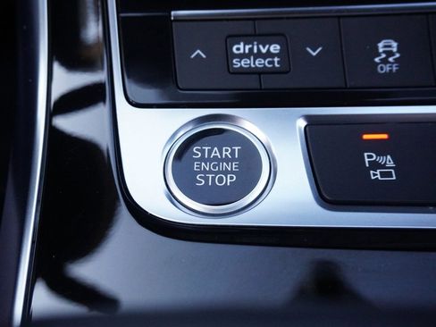 Used 2024 Audi Q8 Premium image 45