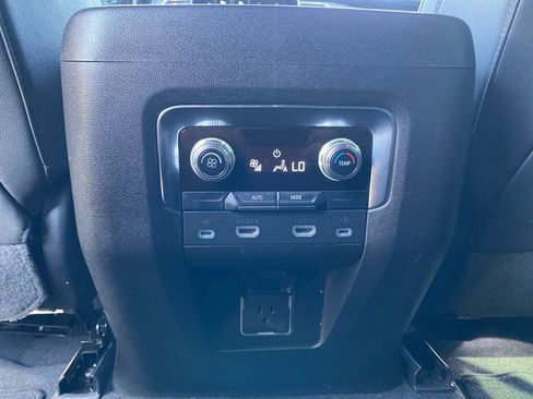 Used 2023 GMC Yukon XL SLT AWD/4WD image 36