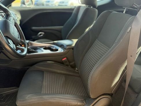 Used 2016 Dodge Challenger SXT image 9