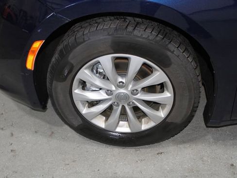 Used 2018 Chrysler Pacifica Touring-L Plus w/ Advanced Safetytec Group FWD image 12