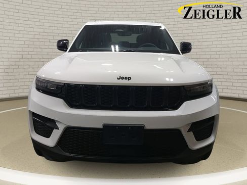 Used 2023 Jeep Grand Cherokee Altitude image 2