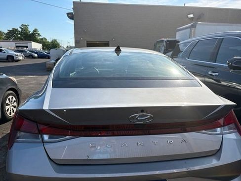 Certified 2021 Hyundai Elantra SE FWD image 8