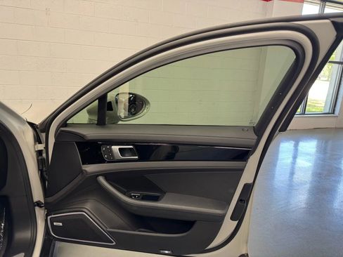 Used 2022 Porsche Panamera 4S w/ Premium Package image 35