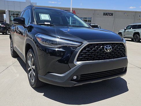 Used 2022 Toyota Corolla Cross XLE w/ Convenience Package image 4