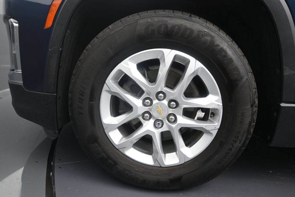 Used 2023 Chevrolet Traverse LS FWD image 10