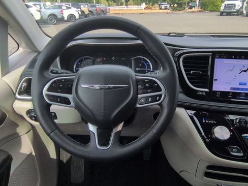 Used 2023 Chrysler Pacifica Touring-L FWD image 13