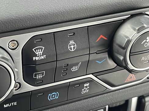 Used 2025 Jeep Wrangler Unlimited Sahara w/ Safety Group image 27