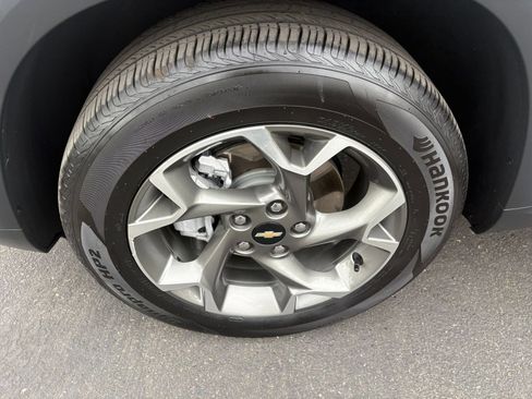 Used 2025 Chevrolet Trax LT FWD image 24
