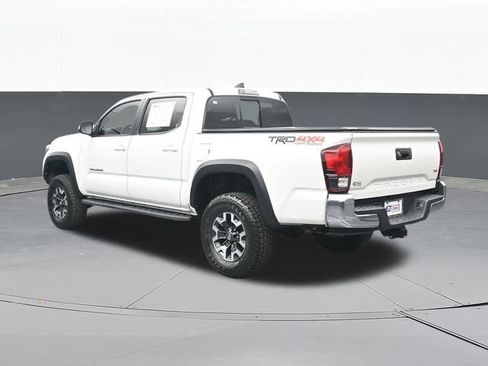 Used 2018 Toyota Tacoma TRD Off-Road AWD/4WD image 9