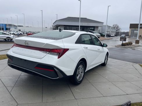 New 2026 Hyundai Elantra SE image 5