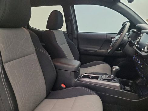 Used 2021 Toyota Tacoma TRD Off-Road w/ Technology Package AWD/4WD image 21