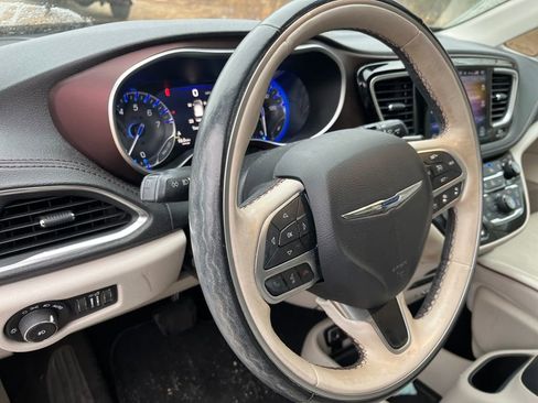 Used 2017 Chrysler Pacifica Limited w/ UConnect Theater Package image 4