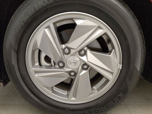 Used 2025 Hyundai Elantra SE FWD image 31