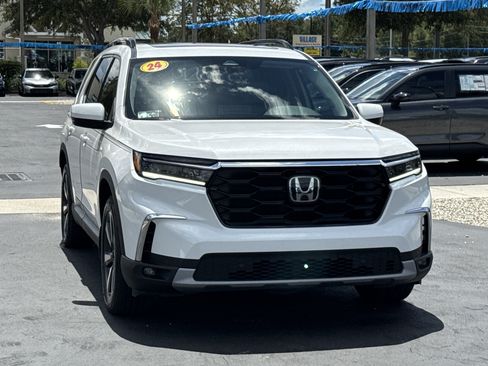Certified 2024 Honda Pilot Touring image 3