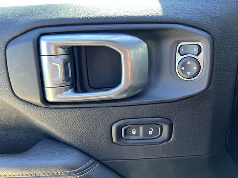 Used 2023 Jeep Gladiator Overland image 15