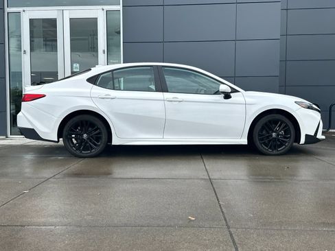 Used 2025 Toyota Camry SE AWD/4WD image 2