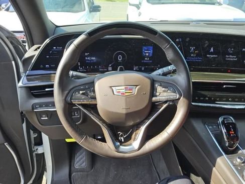 Used 2024 Cadillac Escalade ESV Premium Luxury AWD/4WD image 3