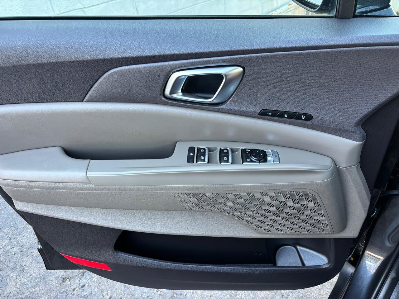 Used 2025 Kia Carnival EX FWD image 9