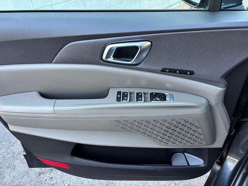Used 2025 Kia Carnival EX FWD image 9