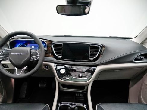 Used 2024 Chrysler Pacifica Limited FWD image 28