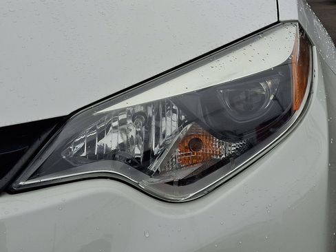 Used 2014 Toyota Corolla LE image 11