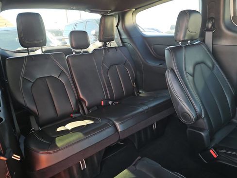 Used 2025 Chrysler Pacifica Select image 13