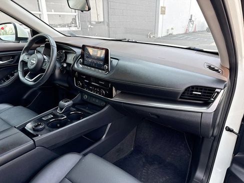 Used 2022 Nissan Rogue SV w/ SV Premium Package image 32