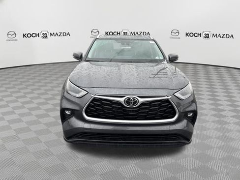 Used 2022 Toyota Highlander XLE image 2