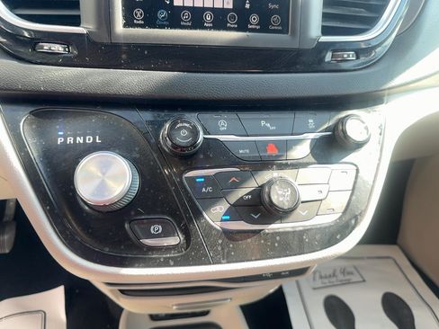 Used 2019 Chrysler Pacifica Touring-L FWD image 24