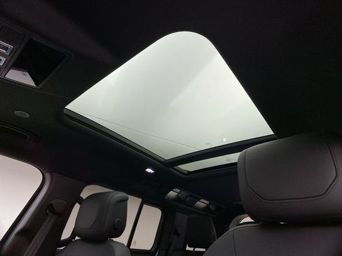 Used 2023 Land Rover Defender 90 X-Dynamic SE image 8