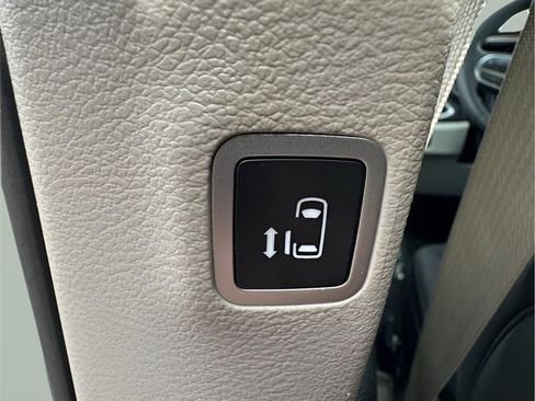 Used 2023 Chrysler Voyager LX image 13