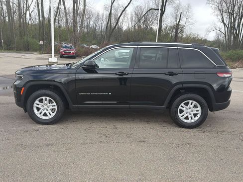 Used 2023 Jeep Grand Cherokee Laredo w/ Luxury Tech Group I AWD/4WD image 2
