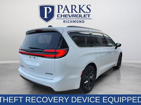 Used 2025 Chrysler Pacifica Limited image 7