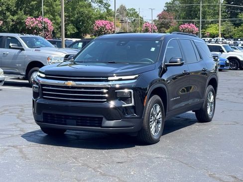 Used 2024 Chevrolet Traverse LT FWD image 2