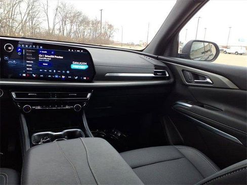 Used 2025 Chevrolet Traverse LT image 10