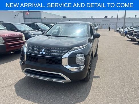 Used 2024 Mitsubishi Outlander SE Black Edition AWD/4WD image 1